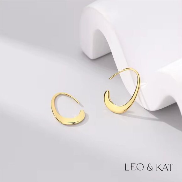 Gold Oval Threader Earrings. 925 Sterling Silver. #1059 - Picture 2 of 4